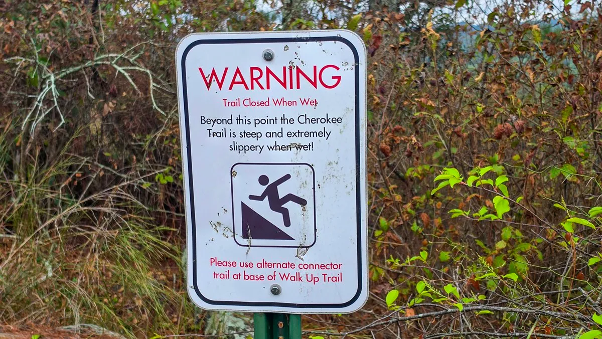 A warning sign reading Trail Closed When Wet: beyond this point the Cherokee Trail is steep and extremely slippery when wet, use the alternate connector trail at the base of the Walk-Up Trail