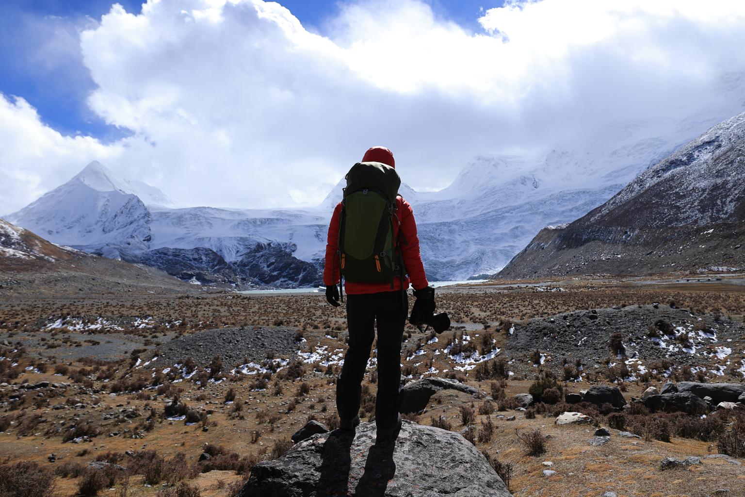 woman-hiker-with-camera-in-winter-mountains